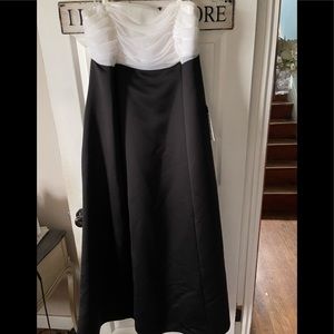 Beautiful Black and white gown NWT size 18.